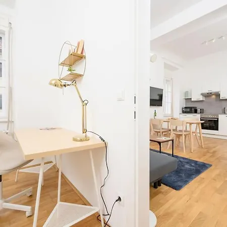 Anna And Friends First Floor Γκρατς