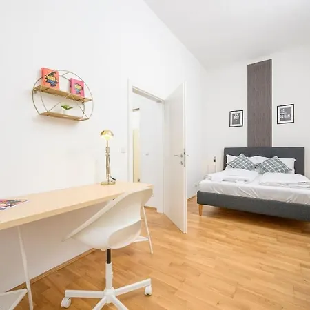 Anna And Friends First Floor Γκρατς